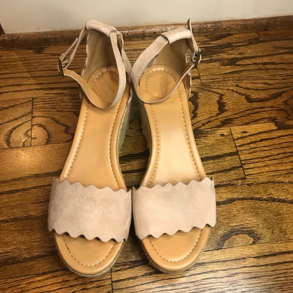 J. crew Chic Beige Wedge Sandals Scalloped - Picture 2 of 5